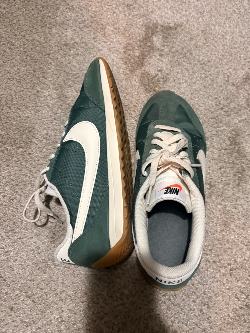 Nike Low-Top Sneakers in Green and White - Picture 4 of 6